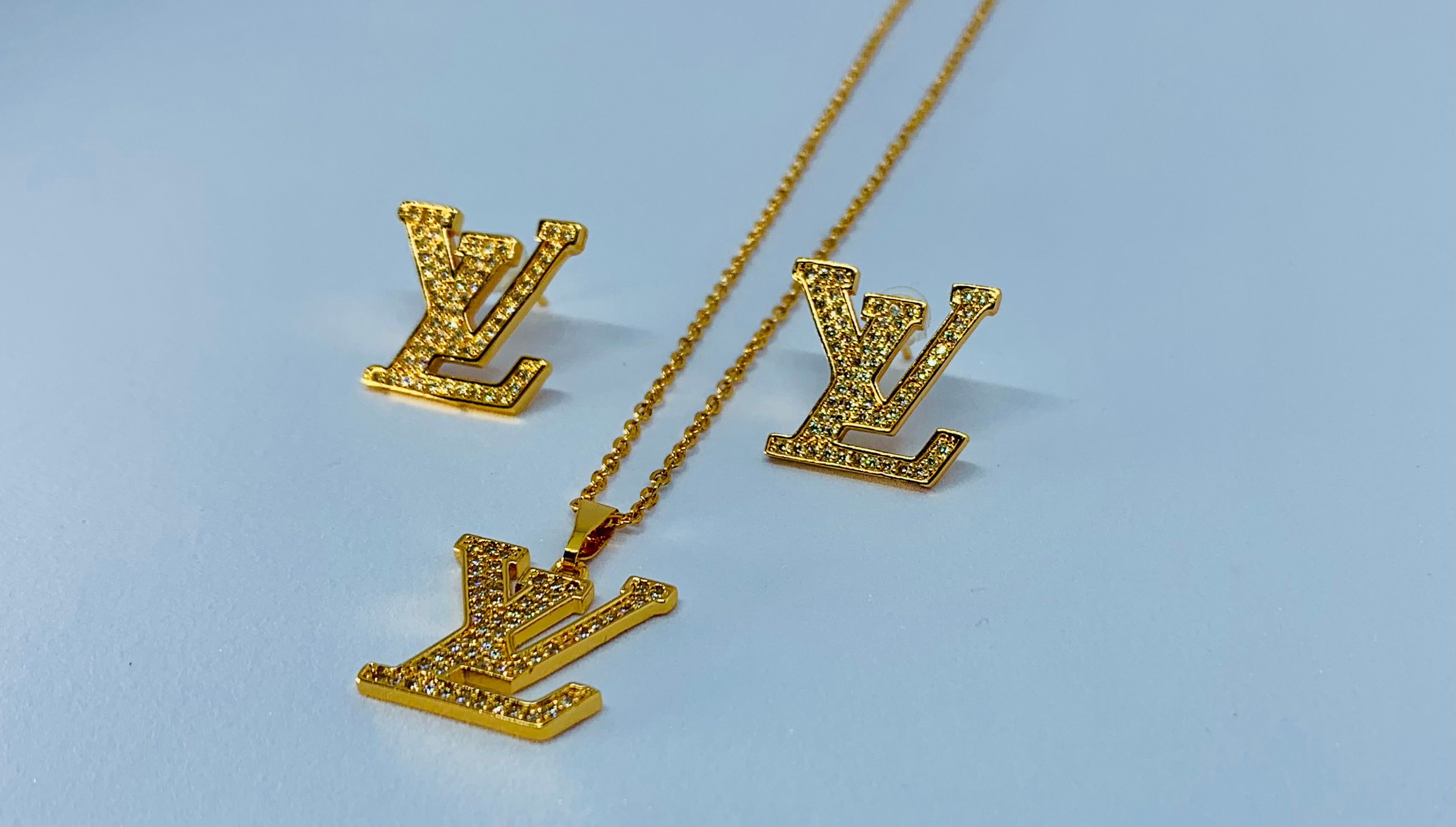 LV LOCKET SET