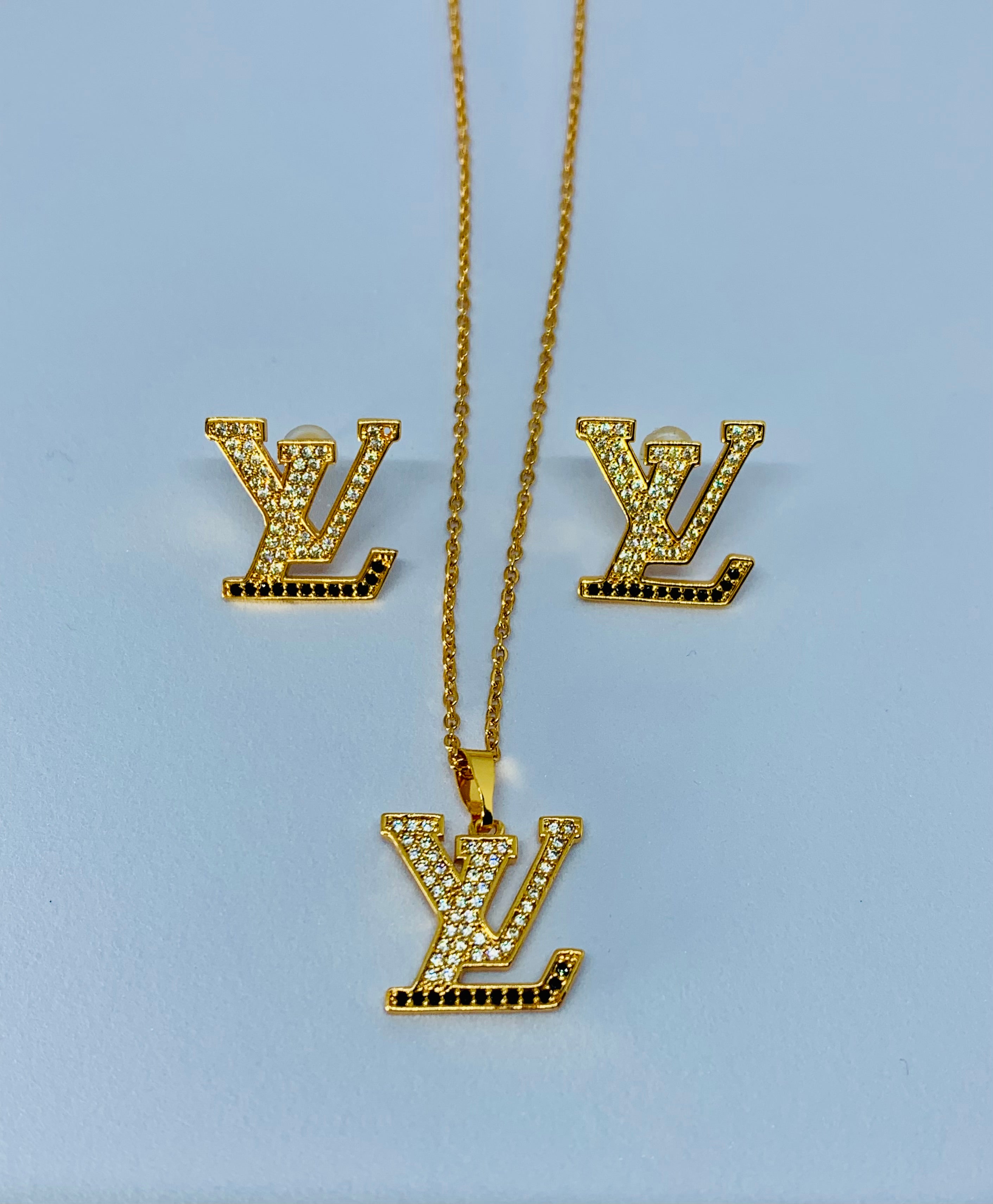 LV LOCKET SET